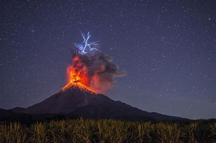The World's Coolest Pictures Of Volcano Eruptions