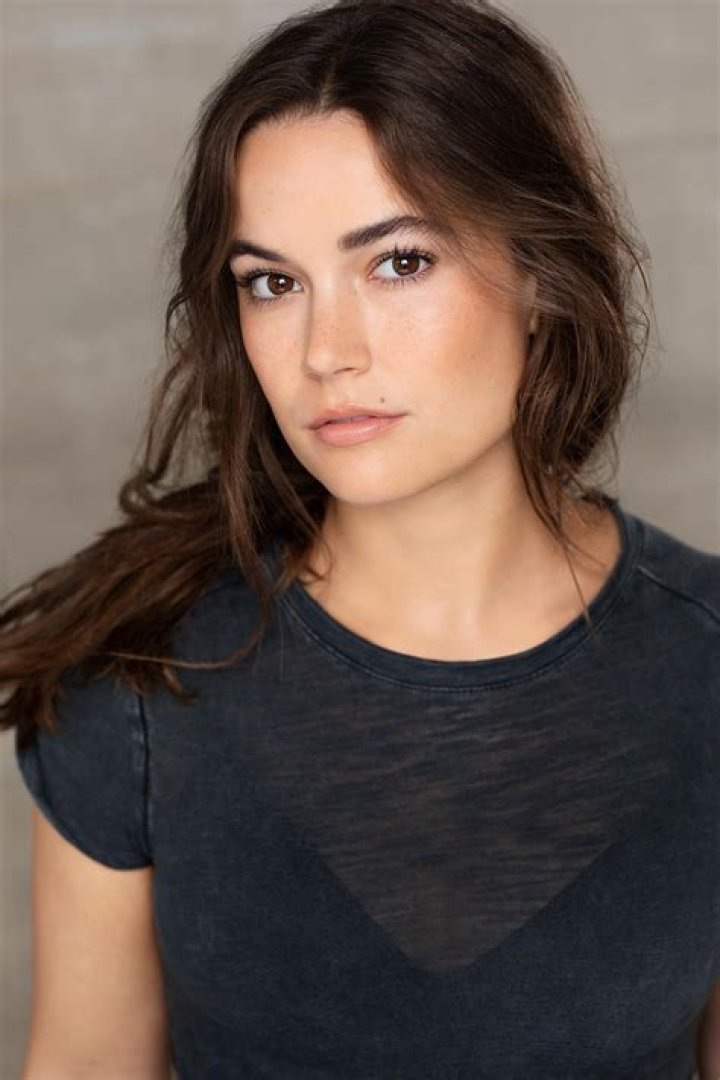 Courtney Lauren Cummings (TV Actress) - Age, Birthday, Bio, Facts, Family, Net Worth, Height & More