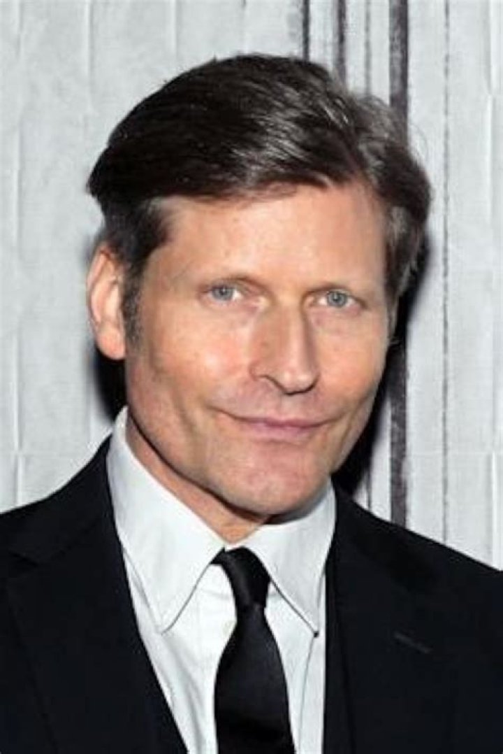 How tall is Crispin Glover