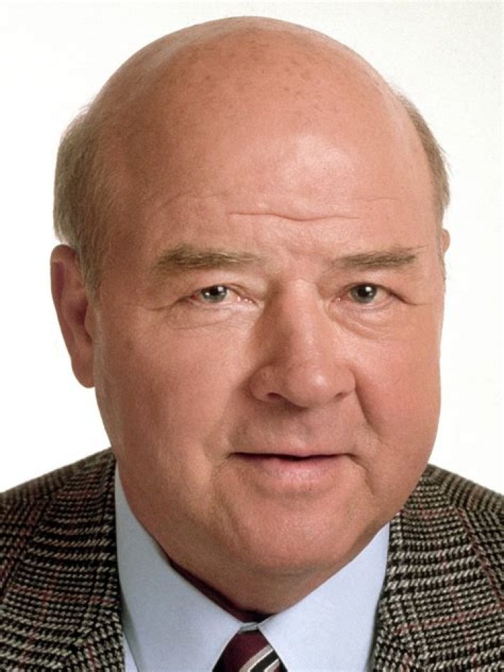 Dana Elcar Biography, Age, Height, Wife, Net Worth, Family