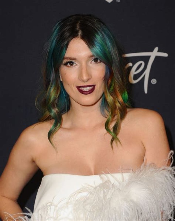 How tall is Dani Thorne