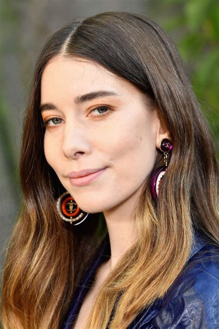 Danielle Haim (Rock Singer) - Age, Birthday, Bio, Facts, Family, Net Worth, Height & More