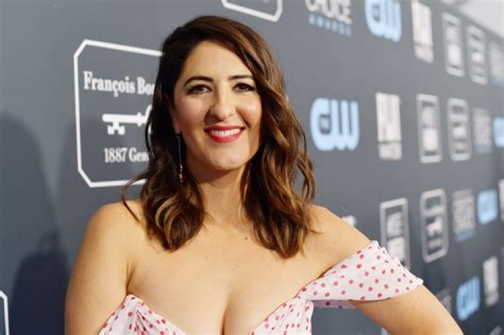 How tall is D'Arcy Carden