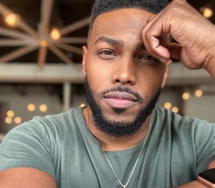 Darrel Walls (Gospel Singer) - Age, Birthday, Bio, Facts, Family, Net Worth, Height & More