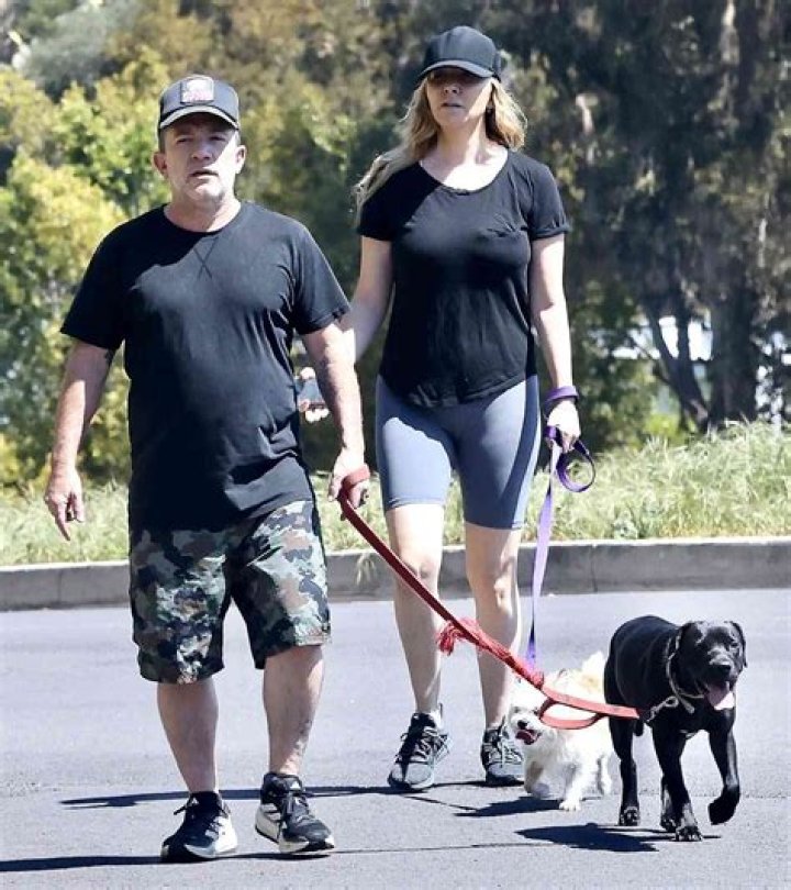 How tall is David Faustino