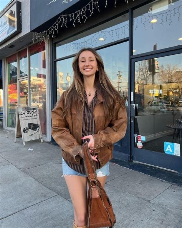 DeAnna Davis (Cosplayer) - Age, Birthday, Bio, Facts, Family, Net Worth, Height & More