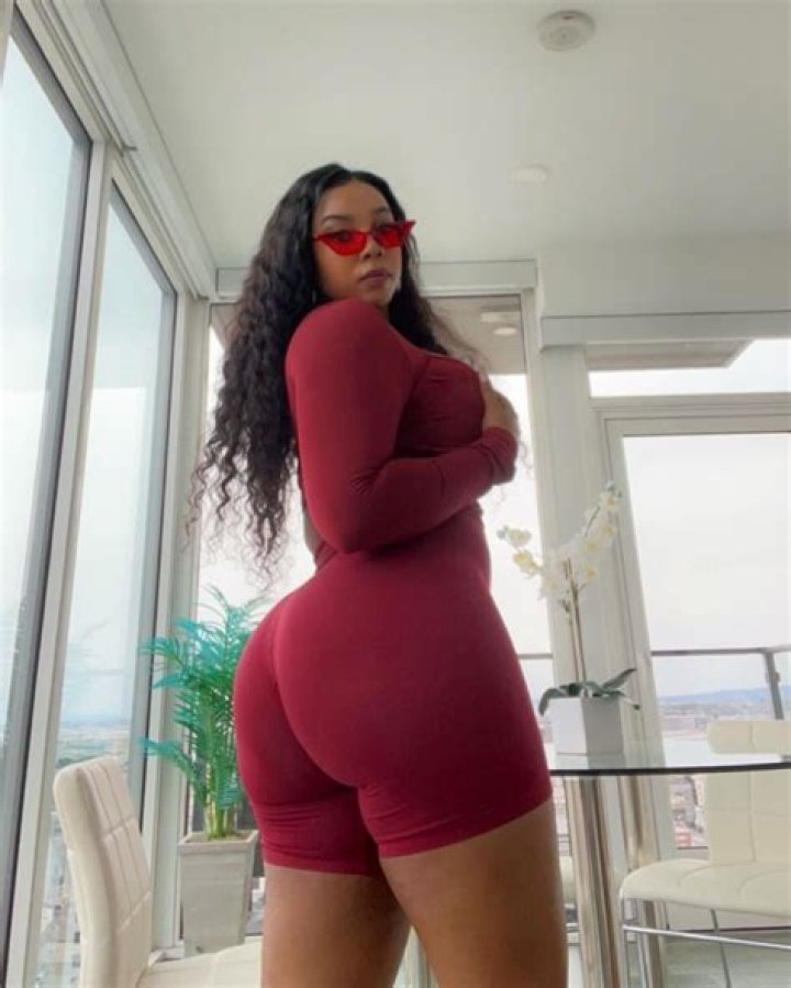 Dee Shanell (YouTube Star) - Age, Birthday, Bio, Facts, Family, Net Worth, Height & More