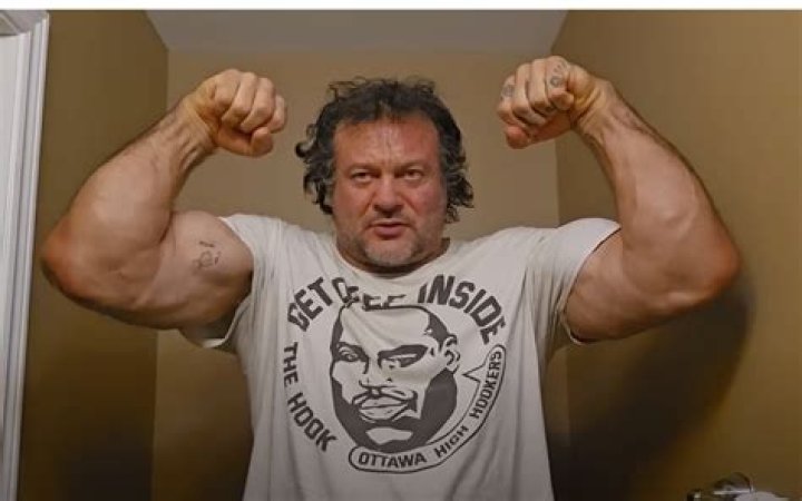 How tall is Devon Larratt