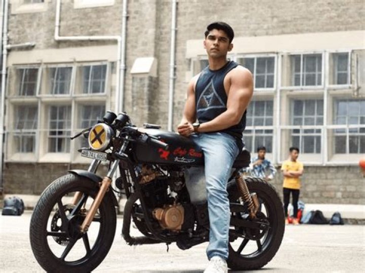 
Dhruv Vikram Height, Weight, Net Worth, Age, Birthday, Wikipedia, Who, Nationality, Biography 