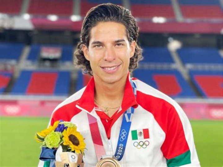 Diego Lainez Biography, Age, Height, Wife, Net Worth, Family