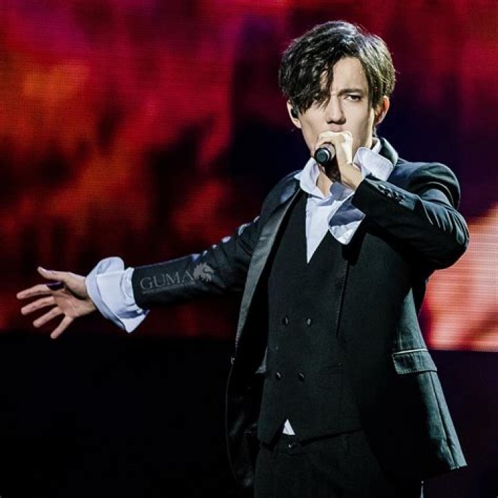 Dimash Kudaibergen biografía, edad, altura, esposo, net worth, familia