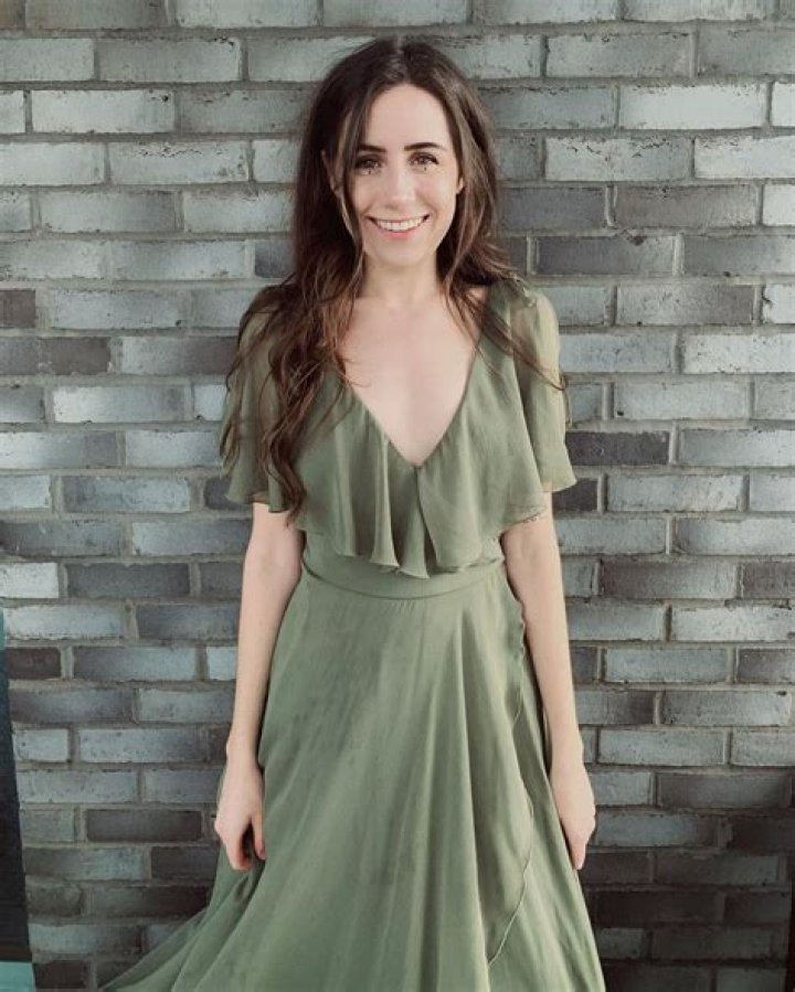 Dodie Clark (YouTube Star) - Age, Birthday, Bio, Facts, Family, Net Worth, Height & More