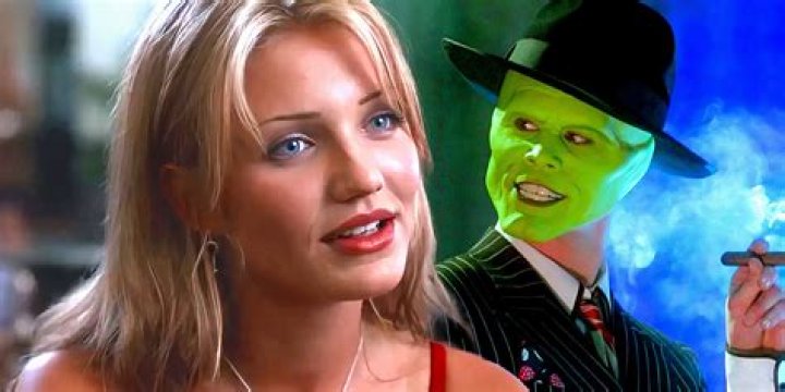 Does Cameron Diaz sing in the movie The Mask?