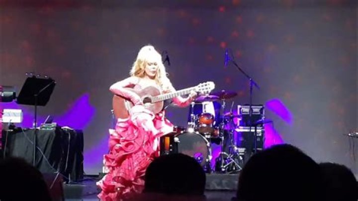 ¿Charo realmente toca la guitarra? – Celebrity.fm