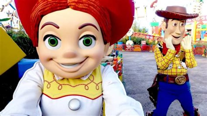 ¿A Jessie le gusta Buzz o Woody? – Celebrity.fm