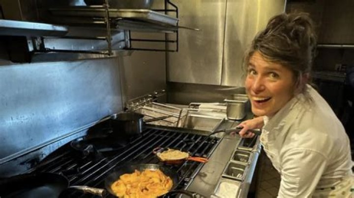 Does Vivian Howard still have her restaurant?