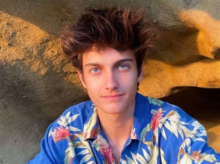 Biography, Age, Height, Girlfriend, Family & More