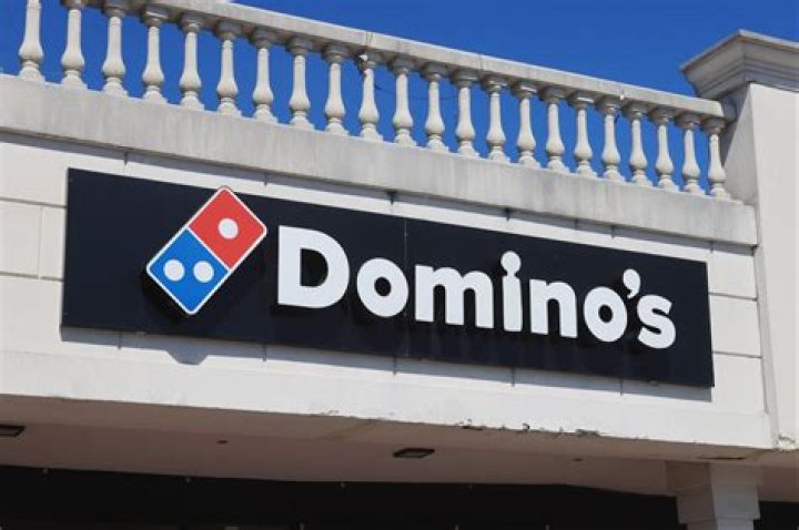 
Domino’s Employee Forced to Work Weekends Alone Quits via Post-it Notes in Viral TikTok 
