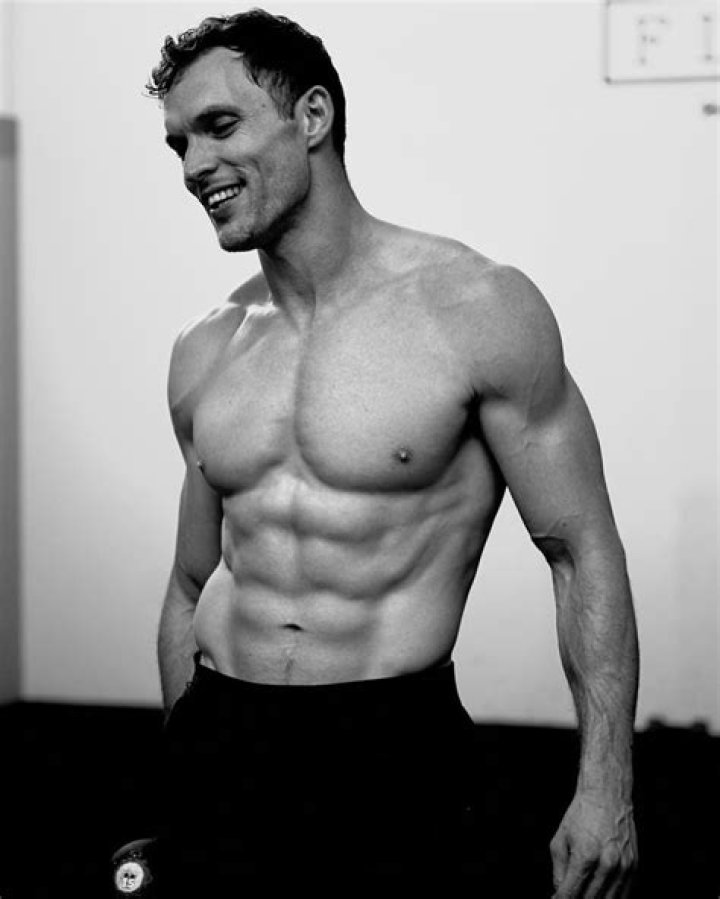 How tall is Ed Skrein