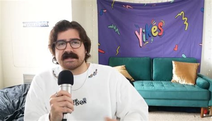 Eddy Burback – Celebsgraphy