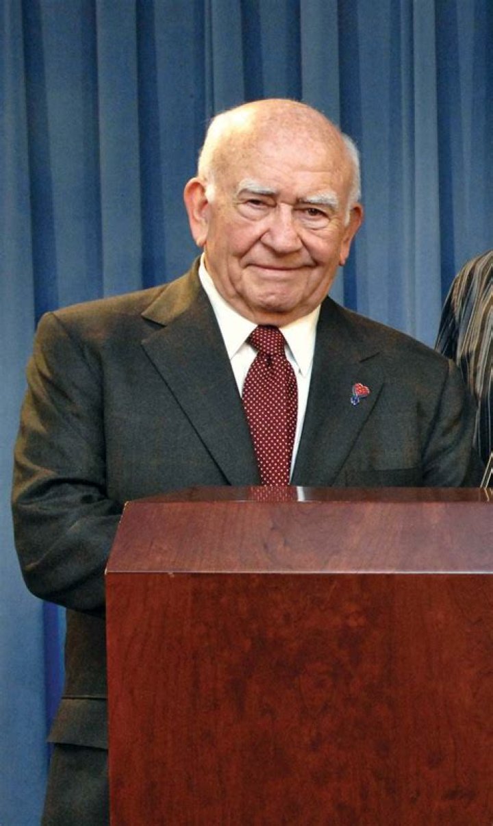 Edward Asner Biography, Age, Height, Wife, Net Worth, Family