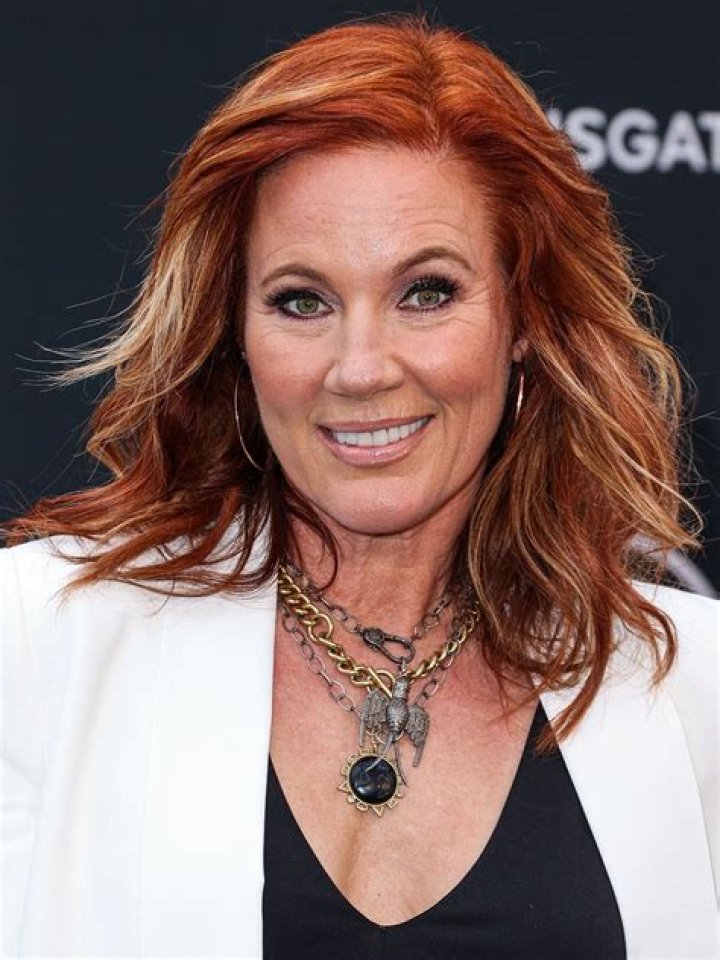 How tall is Elisa Donovan