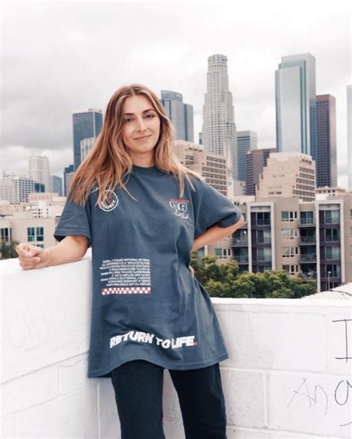 Emelia Hartford Bio & Wiki: Net Worth, Age, Height & Weight