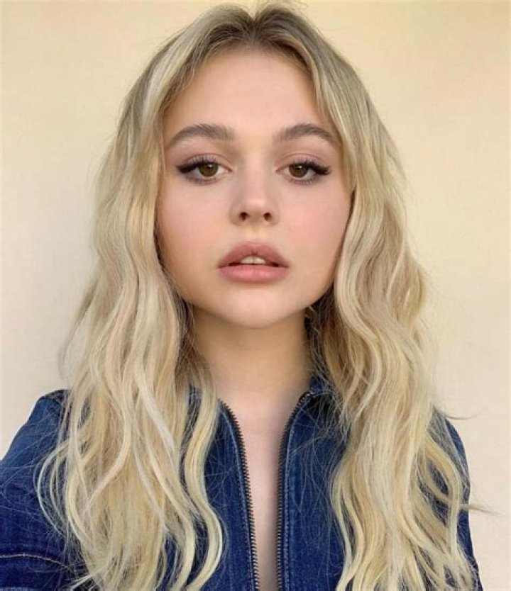 Emily Alyn Lind Biography, Age, Height, Husband, Net Worth, Family