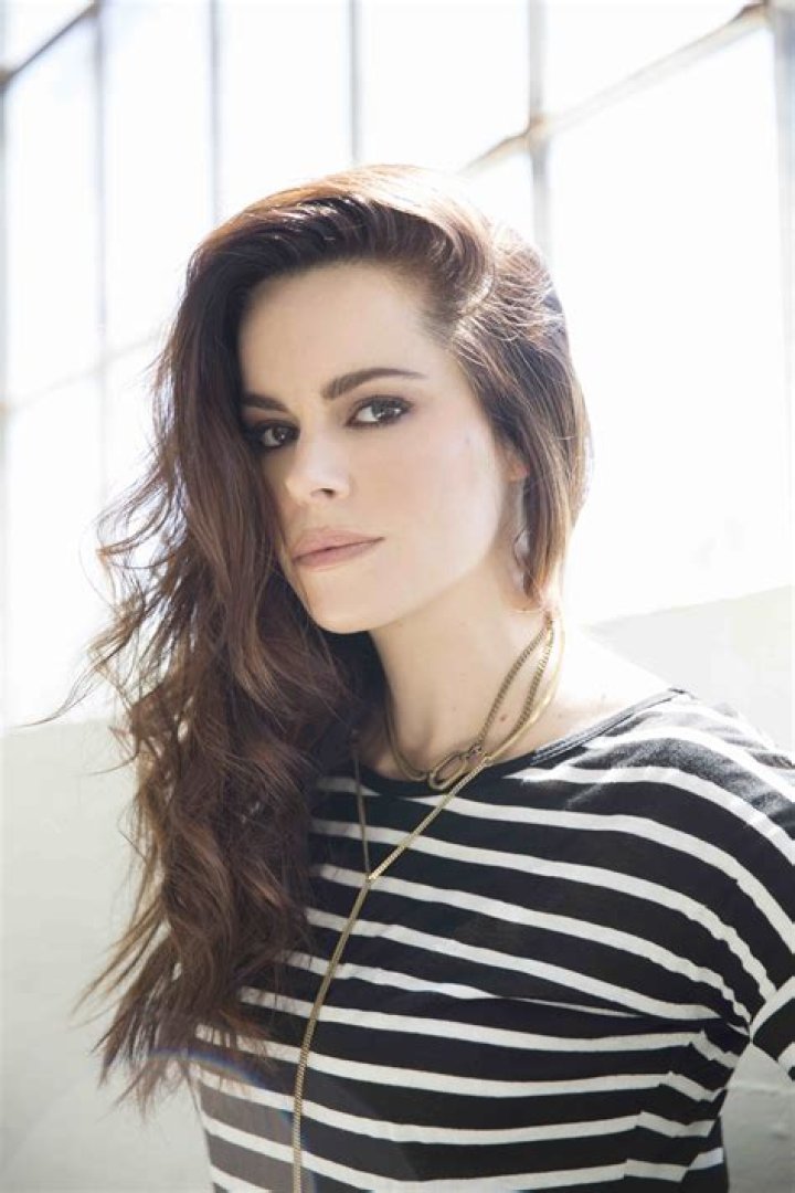 Emily Hampshire (Movie Actress) - Age, Birthday, Bio, Facts, Family, Net Worth, Height & More