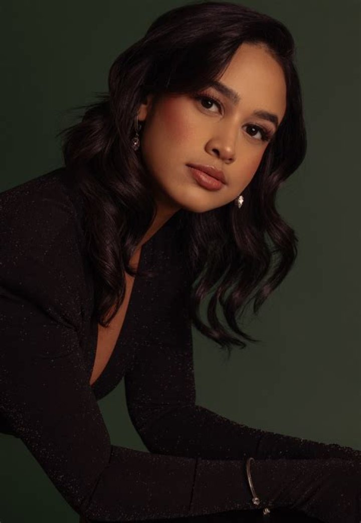 Emily Tosta – Celebsgraphy