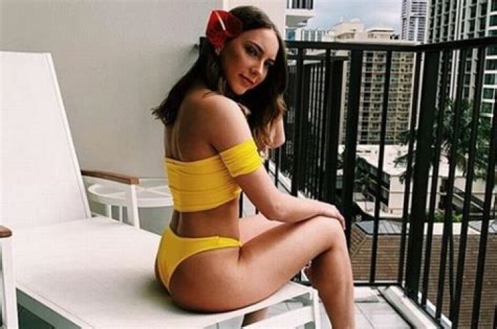 Eminem’s Daughter Hailie Scott Shows Off Her Rock-Solid Abs in Sexy Yellow Bikini