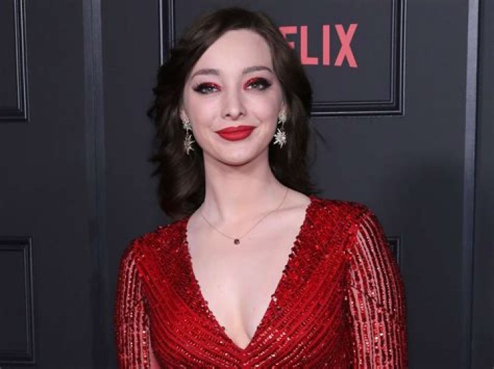 Emma Dumont Biography, Age, Height, Husband, Net Worth, Family