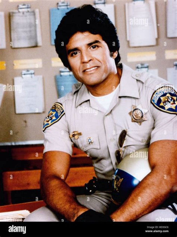 How tall is Erik Estrada