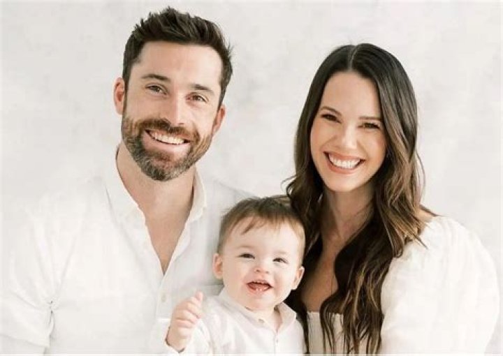 Erik Gudbranson Height, Weight, Net Worth, Age, Birthday, Wikipedia, Who, Instagram, Biography