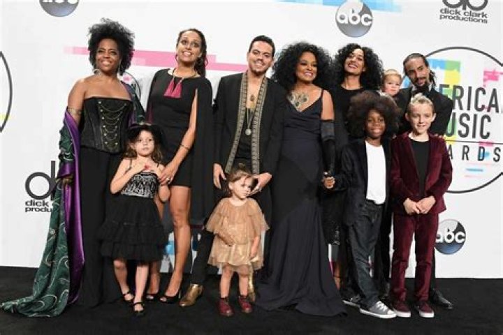 
Evan Ross, Ashlee Simpson Ross Wear Matching Christmas Pajamas with His Whole Family in Epic Photo 
