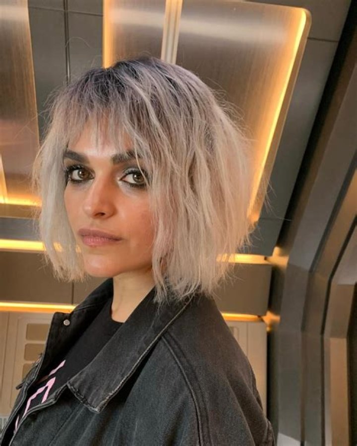 How tall is Eve Harlow