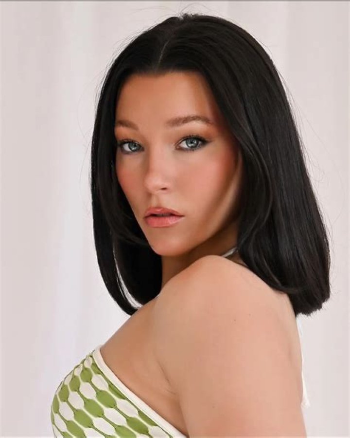 Fallon Chapman (Dancer) - Age, Birthday, Bio, Facts, Family, Net Worth, Height & More