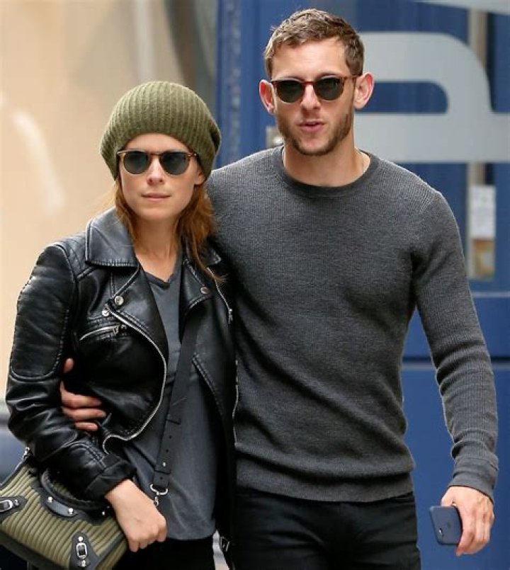 See the Pics‘Fantastic Four’ Costars Kate Mara and Jamie Bell Confirm They’re Dating By Kissing in Public