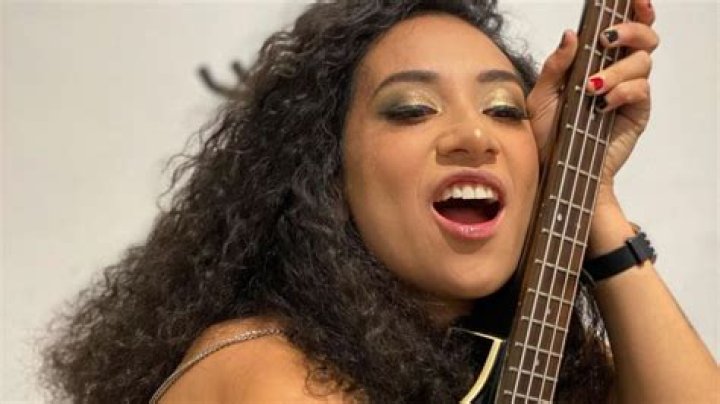 Flor Amargo (Cantante Pop) - Edad, cumpleaños, biografía, hechos, familia, patrimonio neto, altura y más