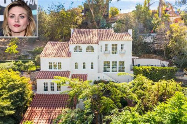 Frances Bean Cobain Makes an Insane Amount of Money off of Dad Kurt Cobain’s Estate