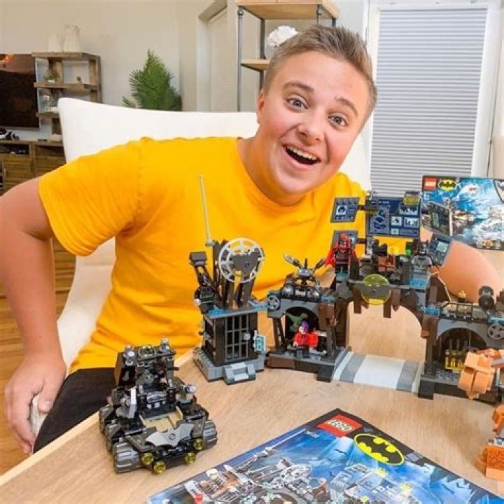 Gage Olinselot (YouTube Star) - Age, Birthday, Bio, Facts, Family, Net Worth, Height & More