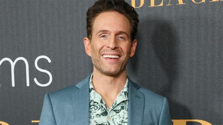 How tall is Glenn Howerton