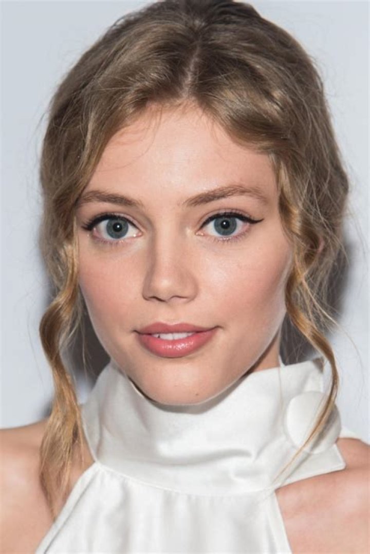 How tall is Grace Van Dien