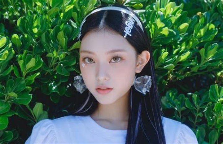 Haerin (Pop Singer) - Age, Birthday, Bio, Facts, Family, Net Worth, Height & More