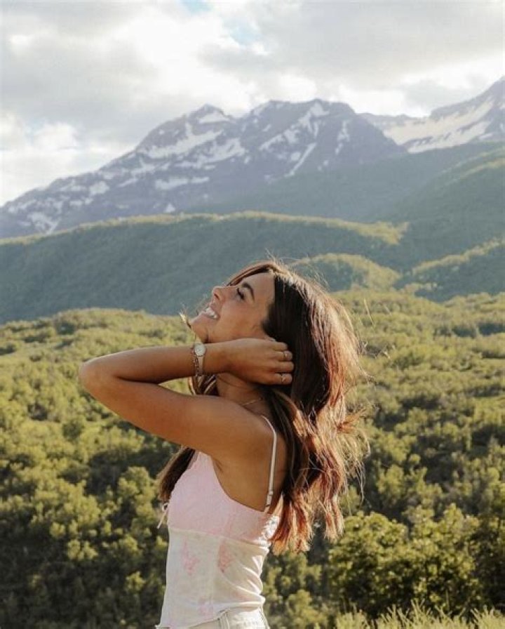 Halle Sandberg (TikTok Star) - Age, Birthday, Bio, Facts, Family, Net Worth, Height & More