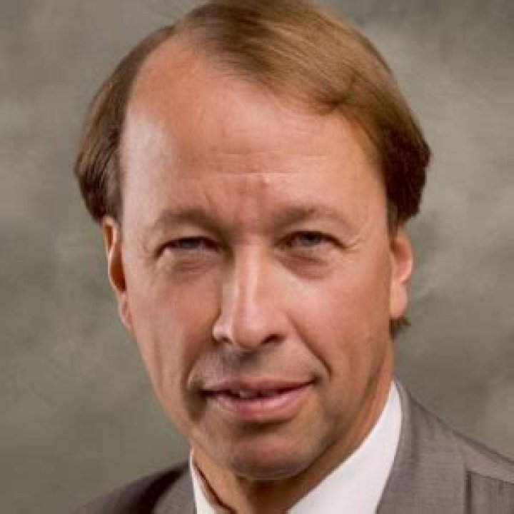 Hamilton E. James biografía, edad, altura, esposo, net worth, familia