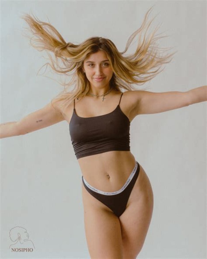 Hannah Mrozak (Pop Singer) - Age, Birthday, Bio, Facts, Family, Net Worth, Height & More