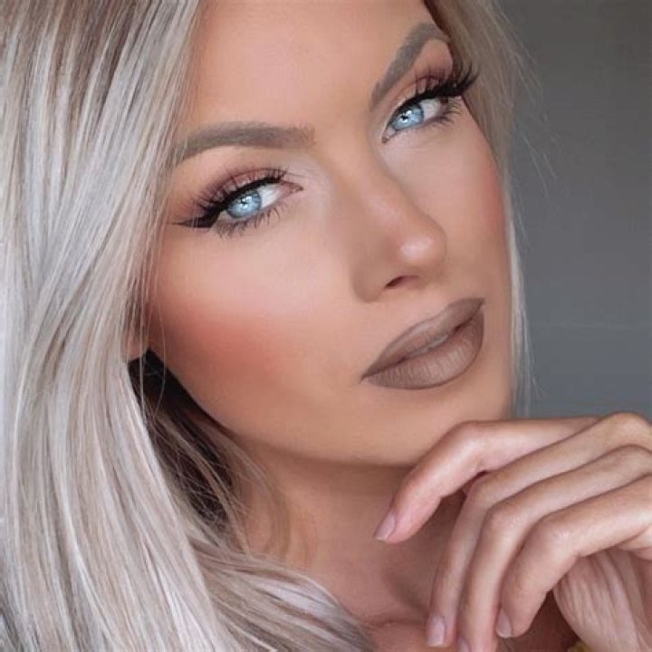 HannaLee Marie (TikTok Star) - Age, Birthday, Bio, Facts, Family, Net Worth, Height & More