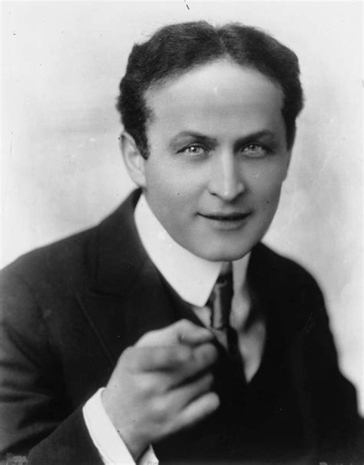 Harry Houdini (Magician) - Age, Birthday, Bio, Facts, Family, Net Worth, Height & More
