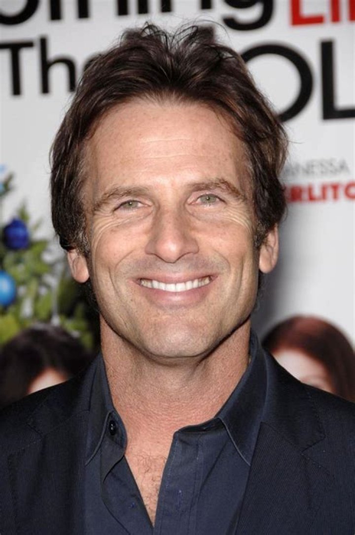 How tall is Hart Bochner